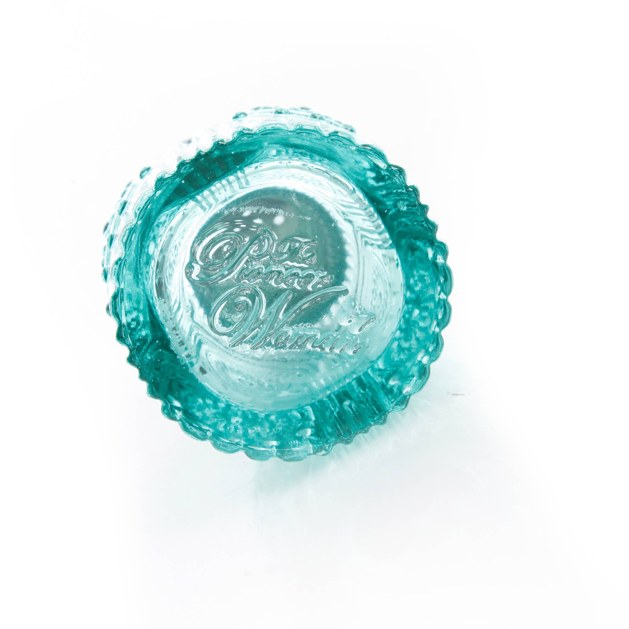 The Pioneer Woman Adeline Teal conjunto en mesa, condimentos ordenados.