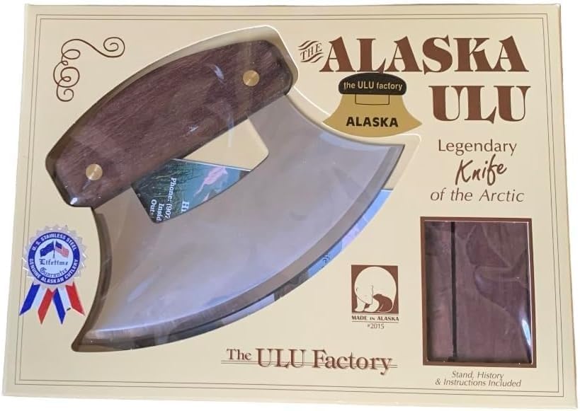 Mango de madera ergonomico de Alaskan Ulu para agarre comodo durante cortes prolongados.