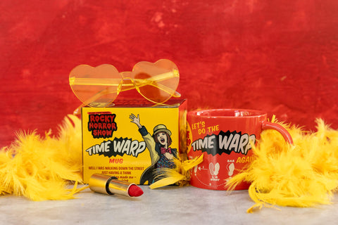 Taza Time Warp en rojo brillante con la danza icónica de Rocky Horror.