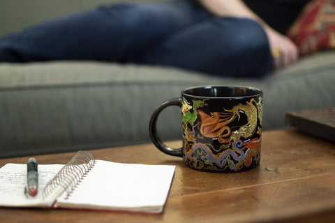 Taza cerámica de 14 onzas, tamaño cómodo para café diario.