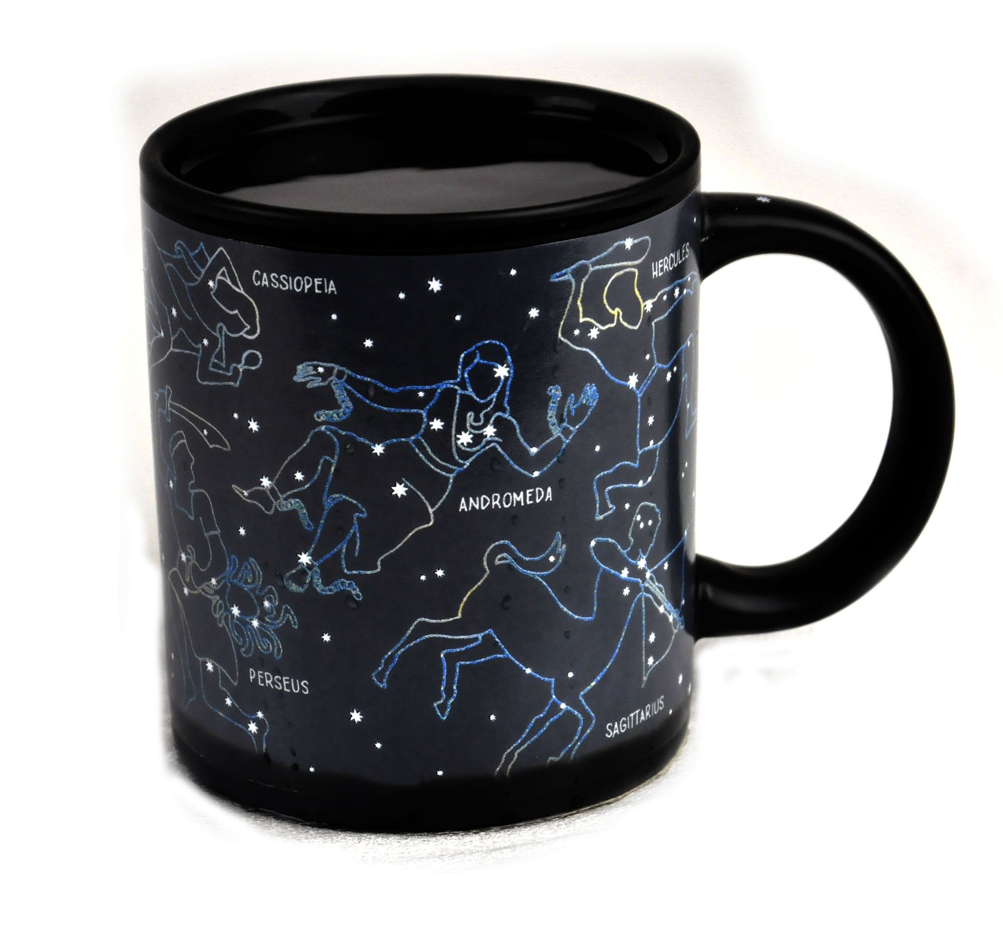 Taza The Unemployed Philosophers Guild con Casiopea visible al calor, ideal para café matutino.