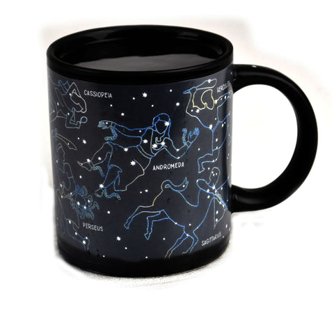Taza The Unemployed Philosophers Guild con Casiopea visible al calor, ideal para café matutino.