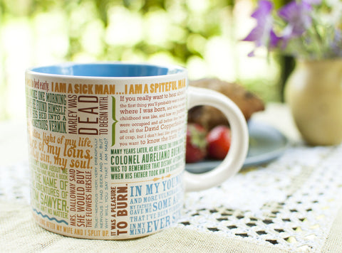 The Unemployed Philosophers Guild taza con diseños tipográficos variados en colores