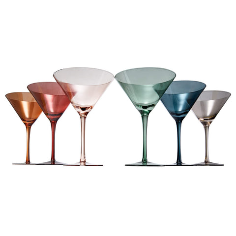 Vaso The Wine Savant color arena, con tallo alto, experiencia visual y tacto agradable.