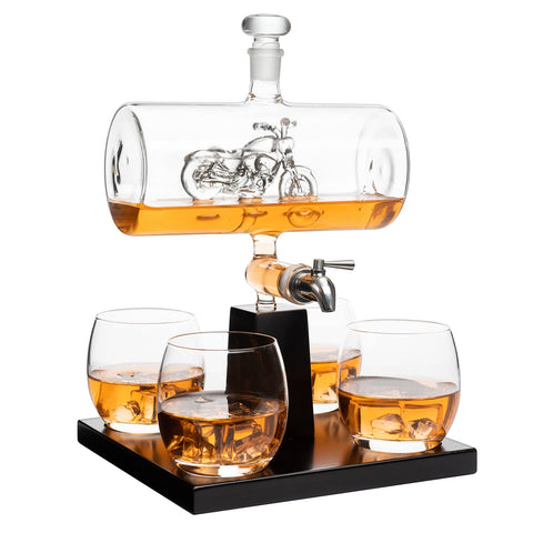 Decantador The Wine Savant para moto realza color y aroma al servir vino o whisky.