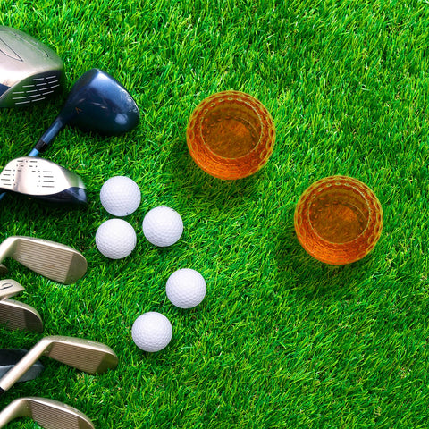 The Wine Savant regalo para golfistas, vaso de whisky con balón de golf.