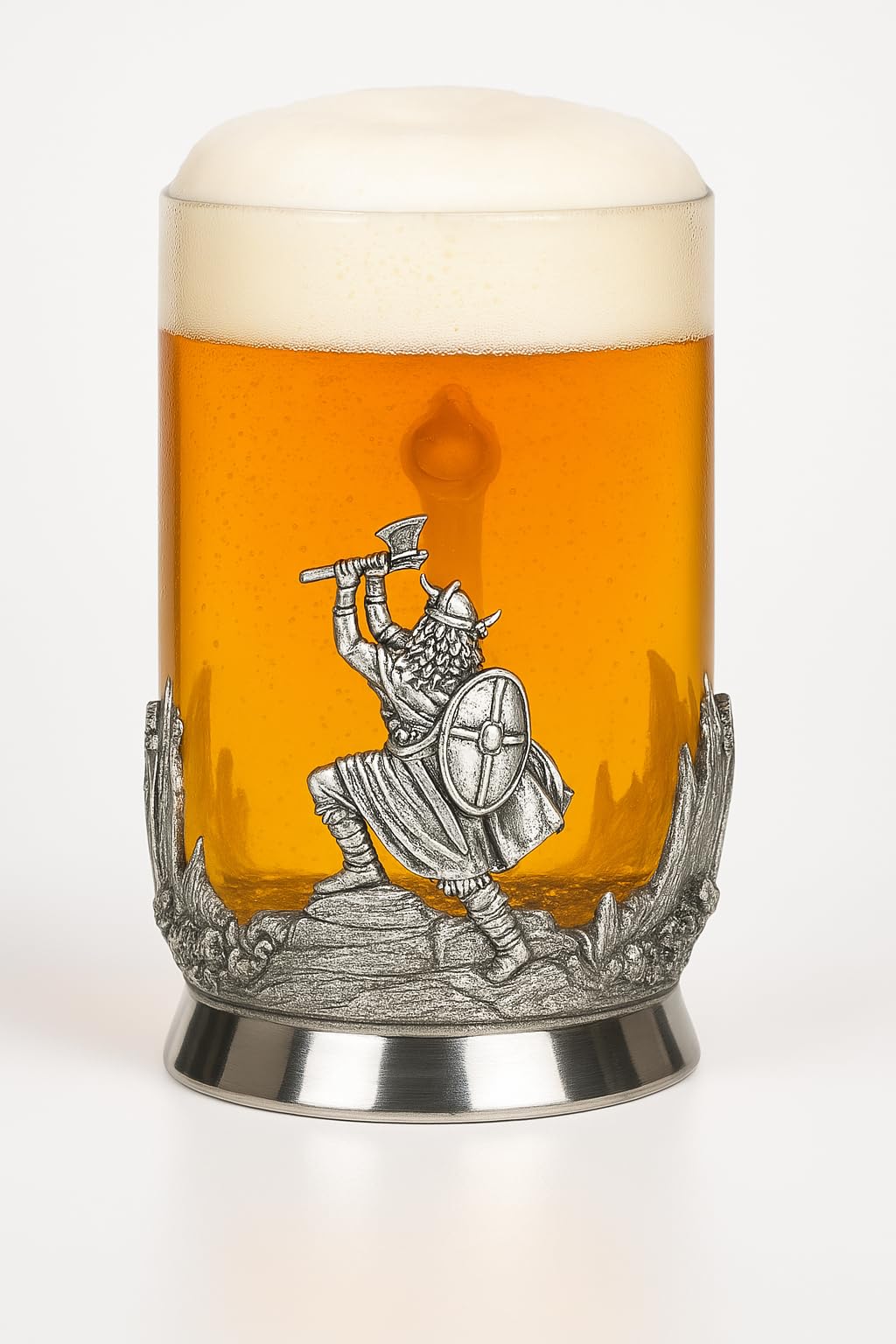 Vaso peltre vikingo para whisky, textura y brillo premium.
