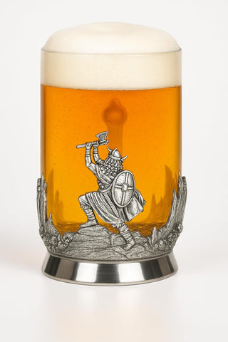 Vaso peltre vikingo para whisky, textura y brillo premium.