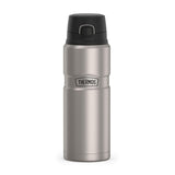 La botella THERMOS Stainless King en primer plano, ideal para aventuras al aire libre