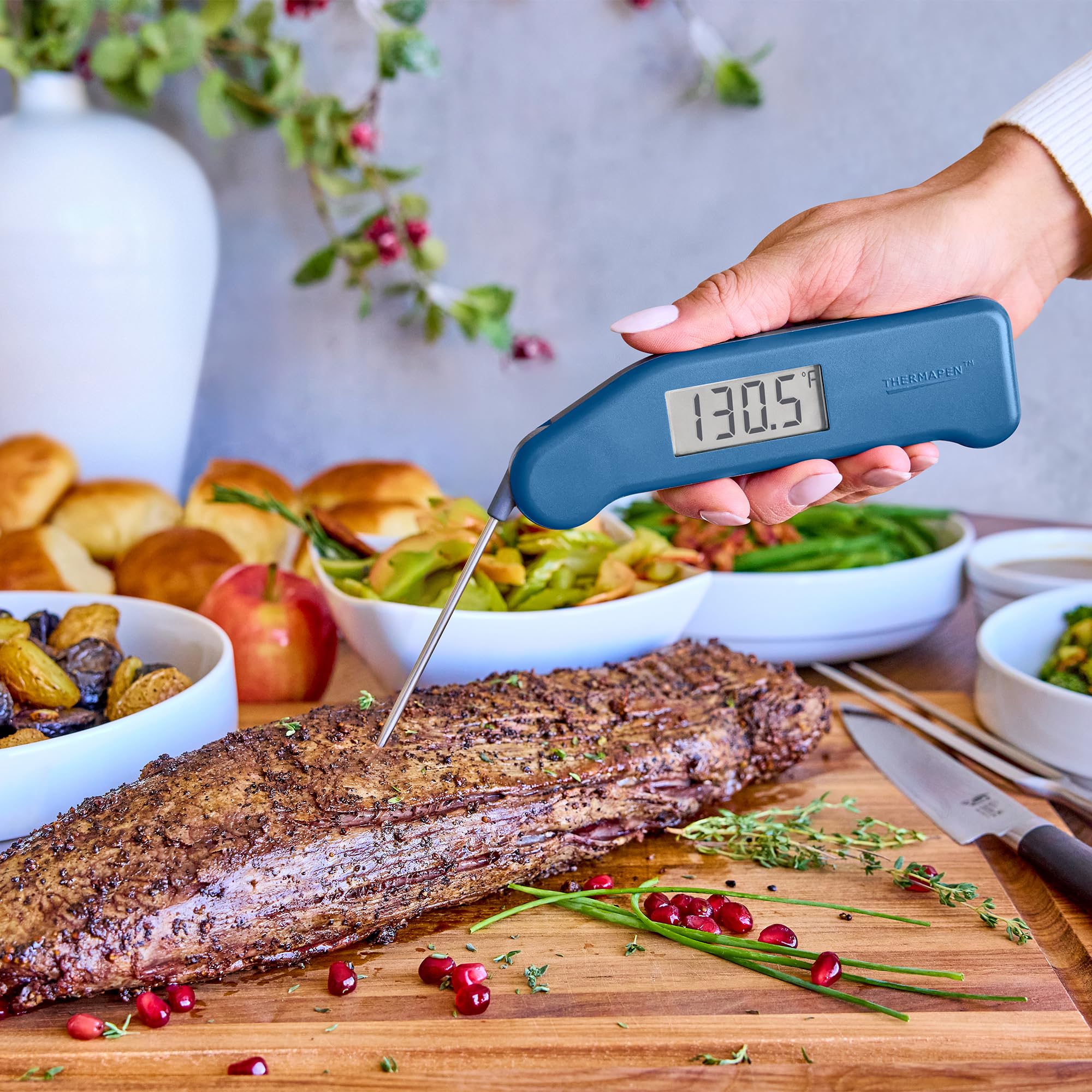 ThermoWorks Classic Thermapen en uso profesional para controles precisos.