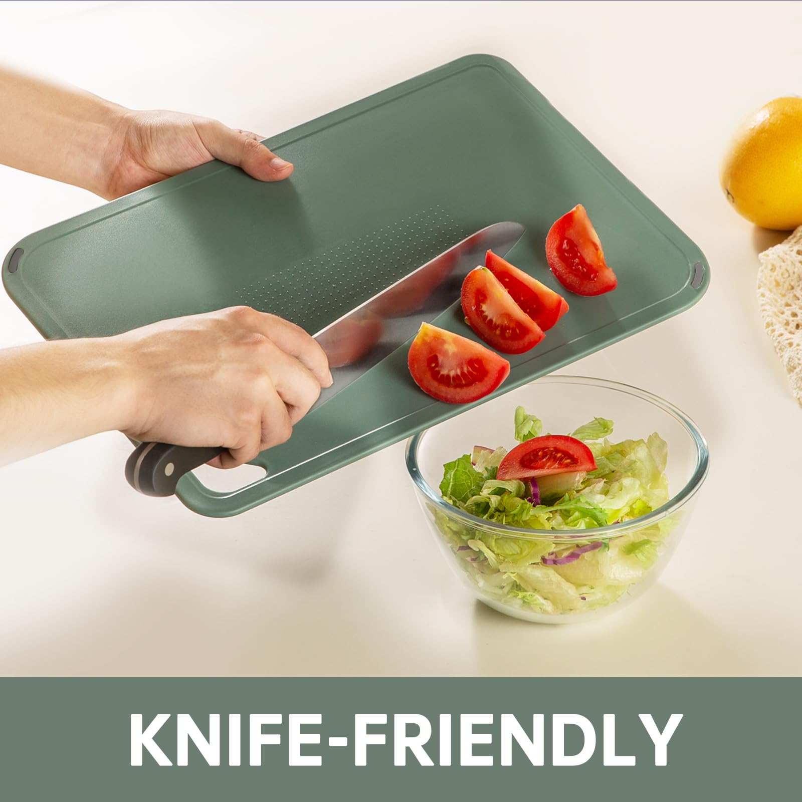 Tabla THETCHRY mediana verde para verduras y frutas de tamaño medio.