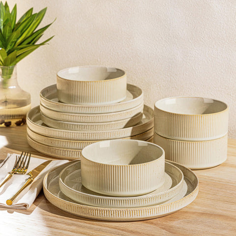 TheTerra platos de cena para cuatro con motas, apilables y fáciles de limpiar.