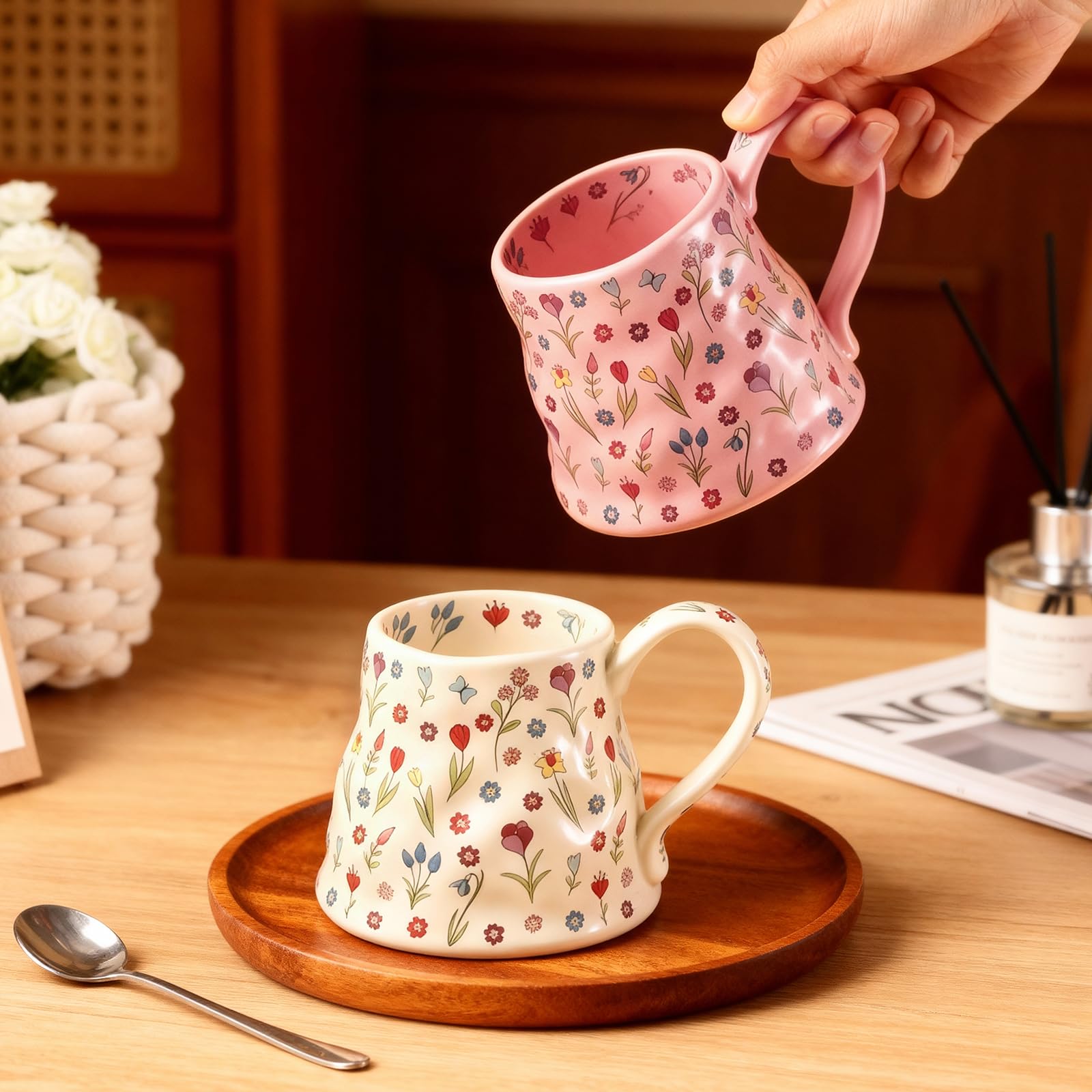 Par de tazas THIRDCUP florales coordinadas en blanco y rosa para parejas.