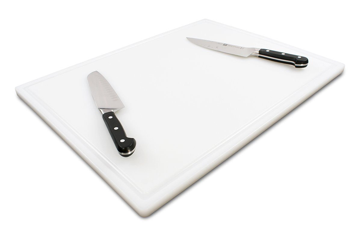 Tabla Thirteen Chefs 24x18 con canal de jugo, para contener líquidos al cortar carne.
