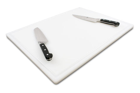 Tabla Thirteen Chefs 24x18 con canal de jugo, para contener líquidos al cortar carne.