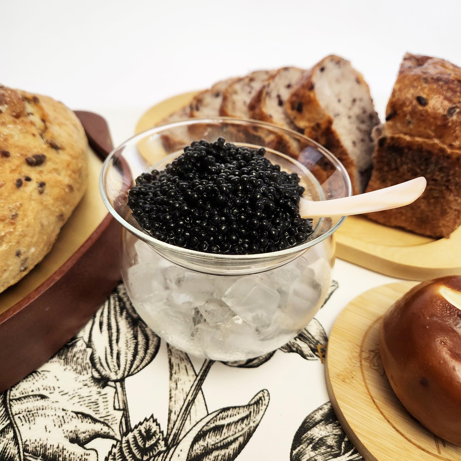 ThougrLyh Caviar: detalle de concha de madreperla con textura única.