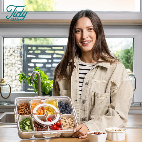 Tidy Club Snackle Box portátil con tapa segura para viajes.