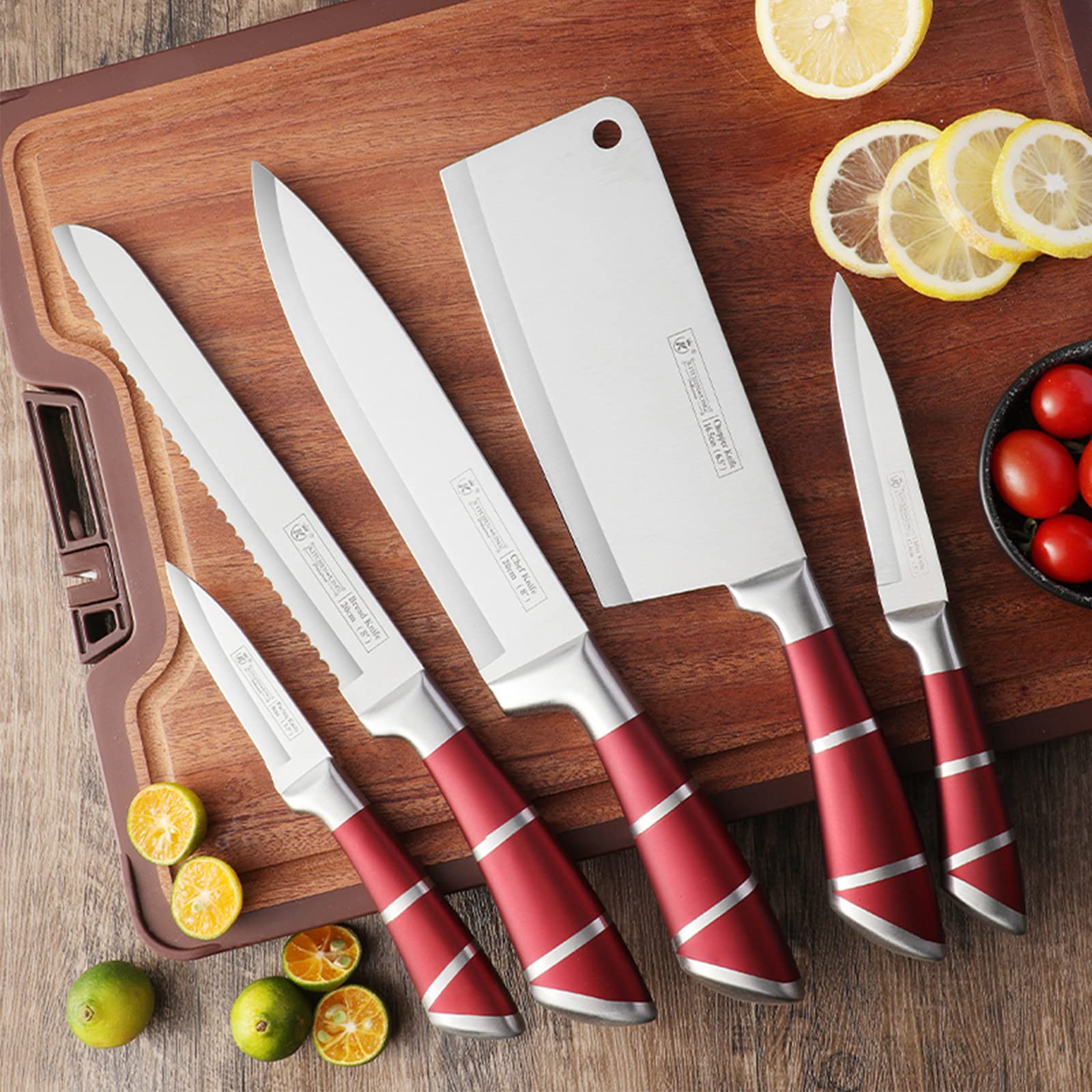 Tijeras de cocina rojas con corte práctico para recortes rápidos.