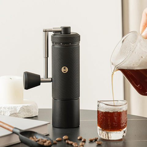 TIMEMORE S3 usuario preparando café en casa