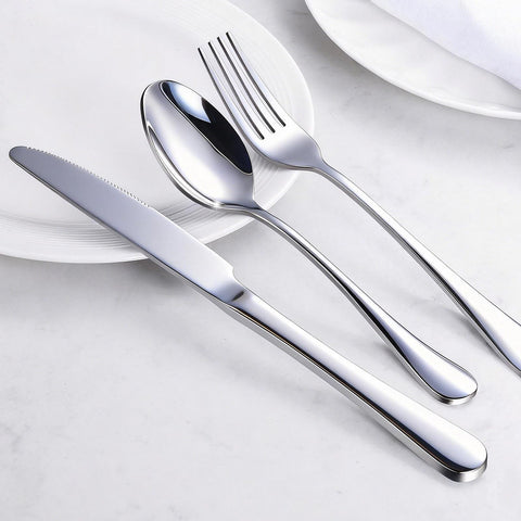 TININA comparación de tamaño entre cuchillo, tenedor y cuchara para apreciar proporciones