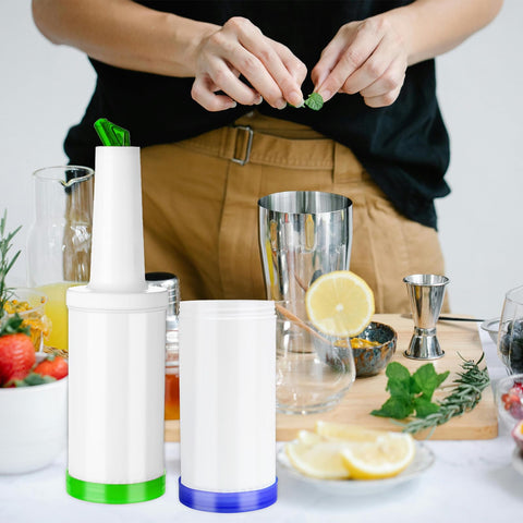 Jarras de jugo coloridas de Tinsky para distinguir sabores y organizar la barra.