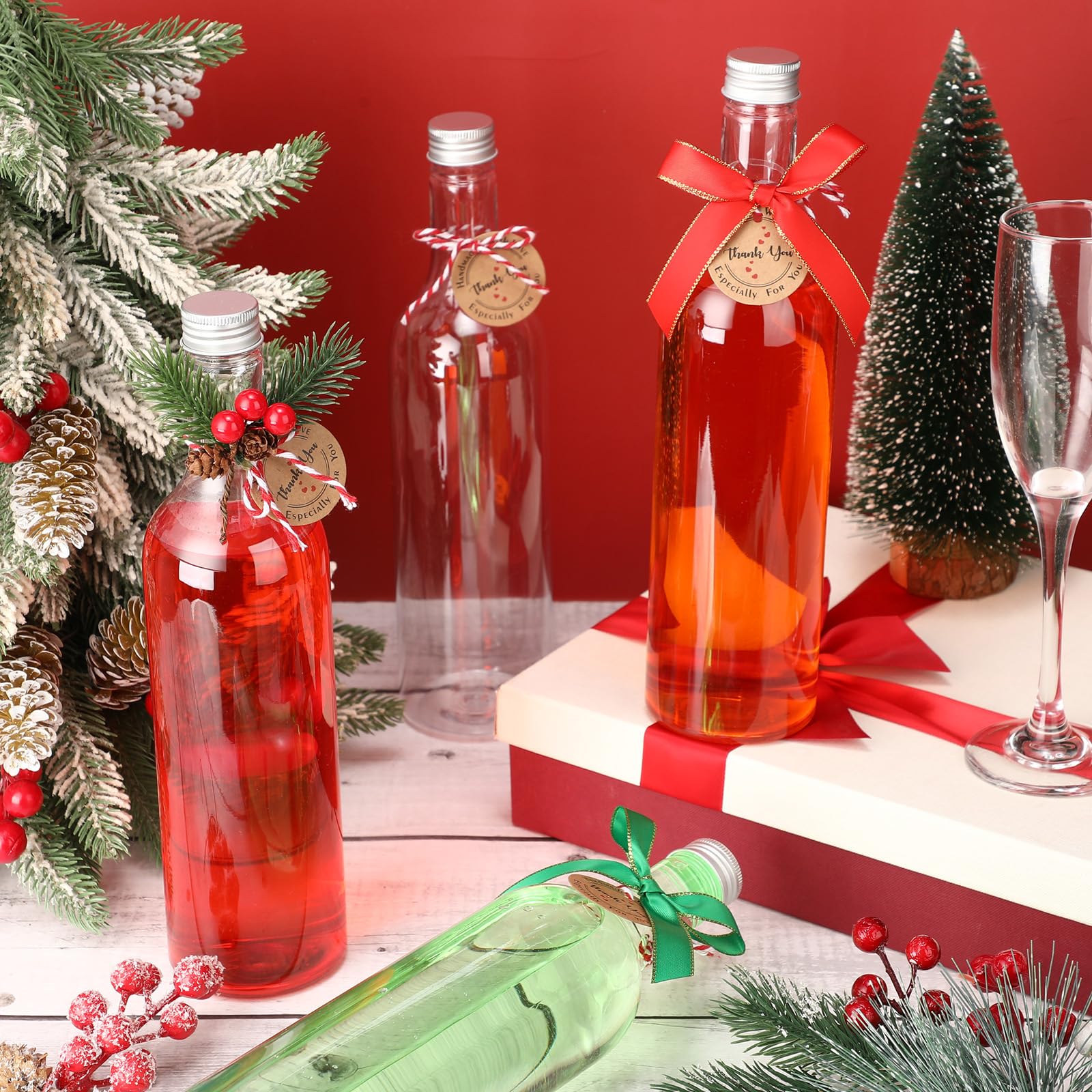 Lazos navideños de Tioncy para decorar botellas de plástico.