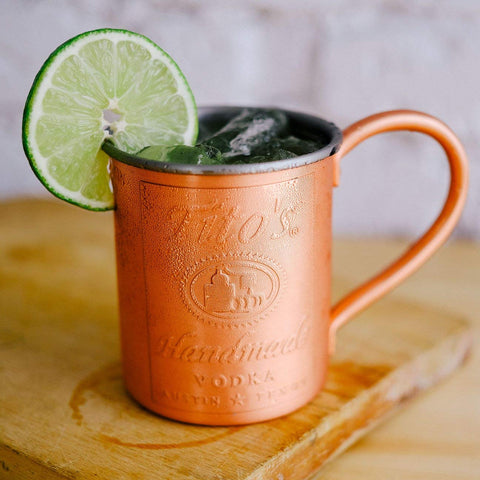 Tito's Mug de cobre con proteccion-antiennegrecimiento, ideal para cócteles fríos