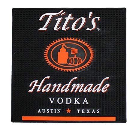 Tapete Tito's para barra 16x16: orden y protección de superficies al preparar tragos.