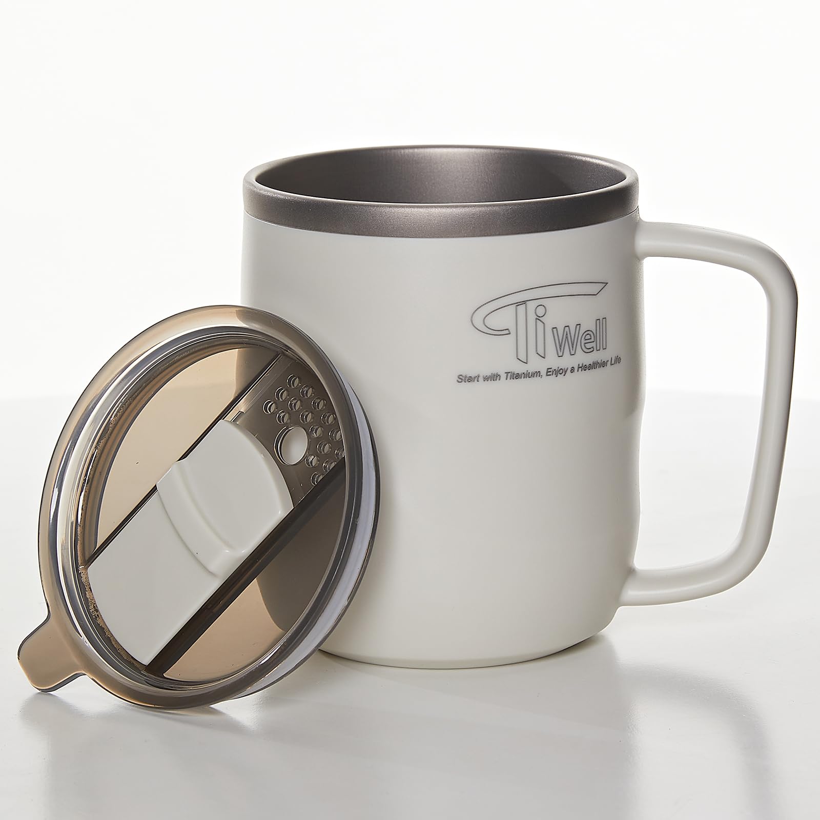 Taza TiWell con interior de titanio, sabor neutro para café o té.