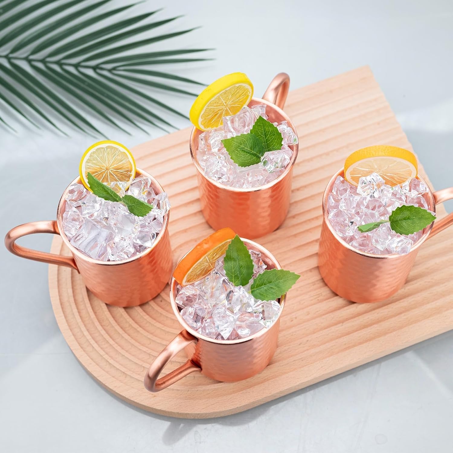 Vasos TJ Moscow Mule con acabado resistente al deslustre para brillo duradero.