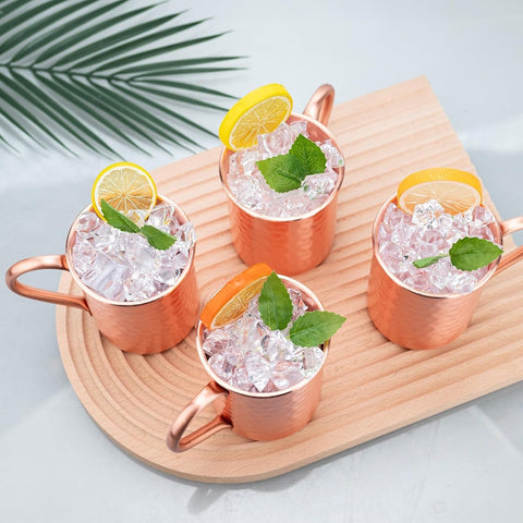 Vasos TJ Moscow Mule con acabado resistente al deslustre para brillo duradero.
