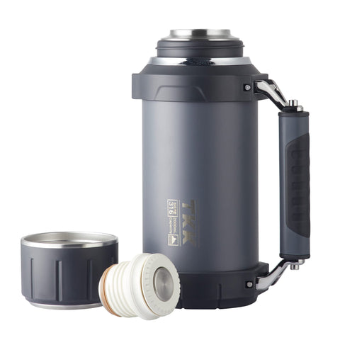 Termo TKK con aislamiento de doble pared para bebidas frías al exterior.
