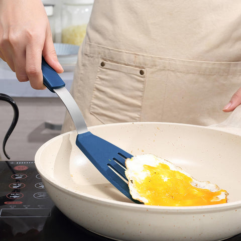 To Encounter: borde delgado de espátula de silicona para deslizarse bajo los alimentos.