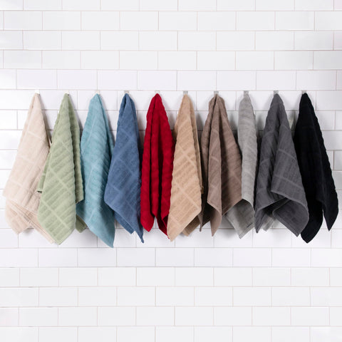 Toalla All-Clad con colores clásicos que combinan con la colección.