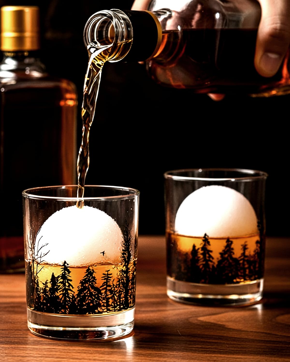 Conjunto de dos vasos TOOWELL para servir bebidas claras o cócteles.