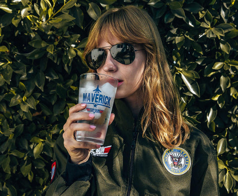 Vaso TOP GUN Maverick Iceman en barra para reuniones con amigos