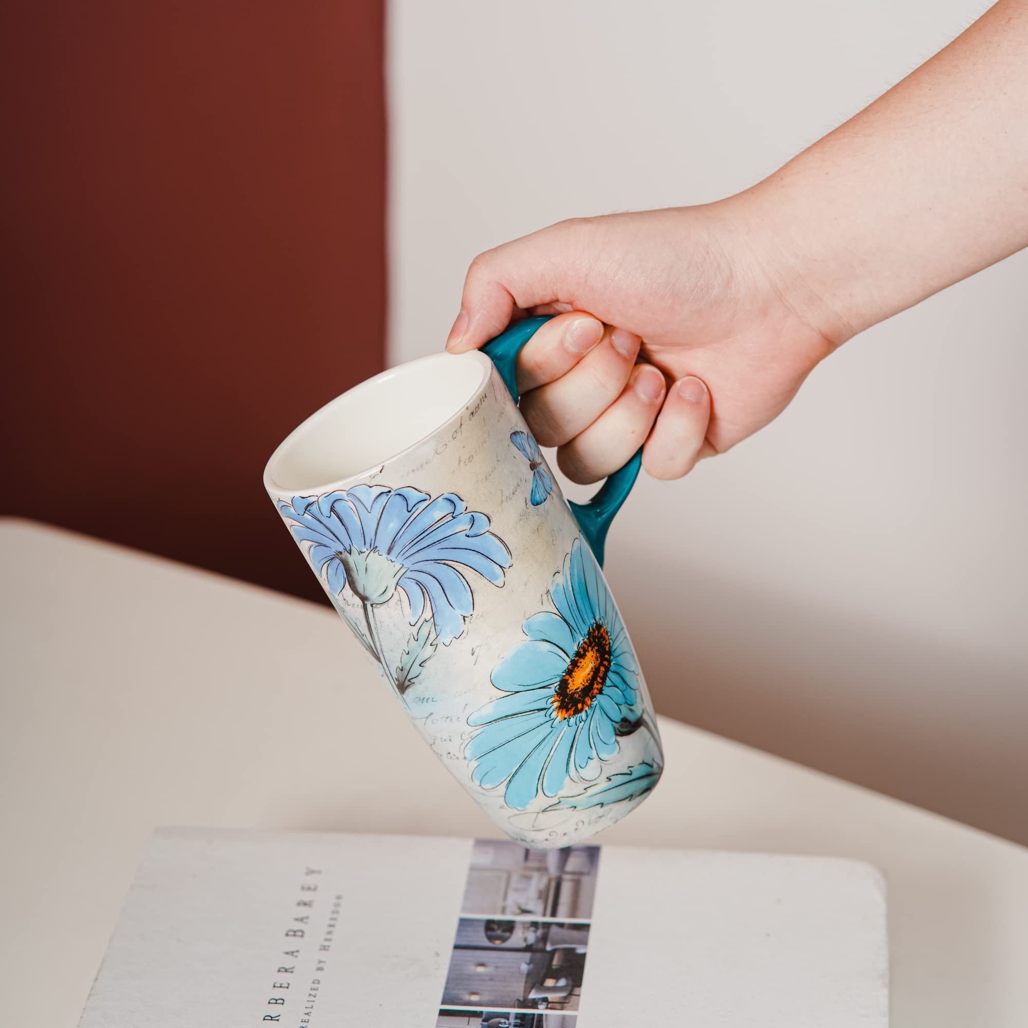 Topadorn diseño margarita en taza cerámica, añade toque ligero en desayunos.