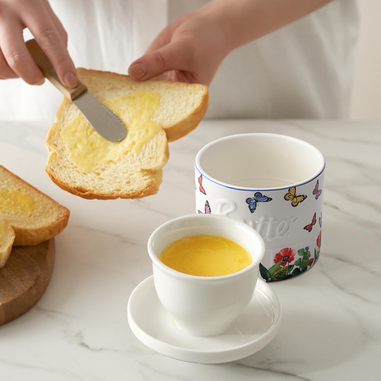 Toptier mantequera para encimera, lista para untar en el desayuno.