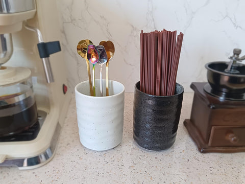 Porta utensilios de cerámica TOPYOKK ideal para organizar cucharas y palillos en la barra