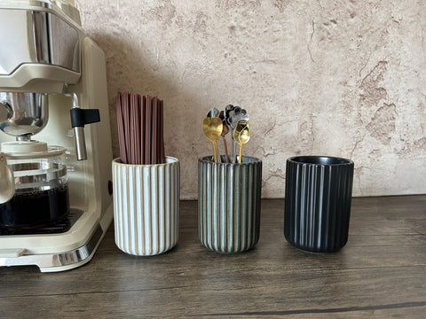 Detalle de rayas verticales en cerámica de TOPYOKK, ideal para organización diaria.