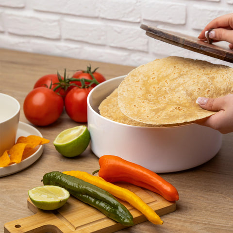 Tortillada bandeja cerámica para pan y panqueques, ideal para servicio.