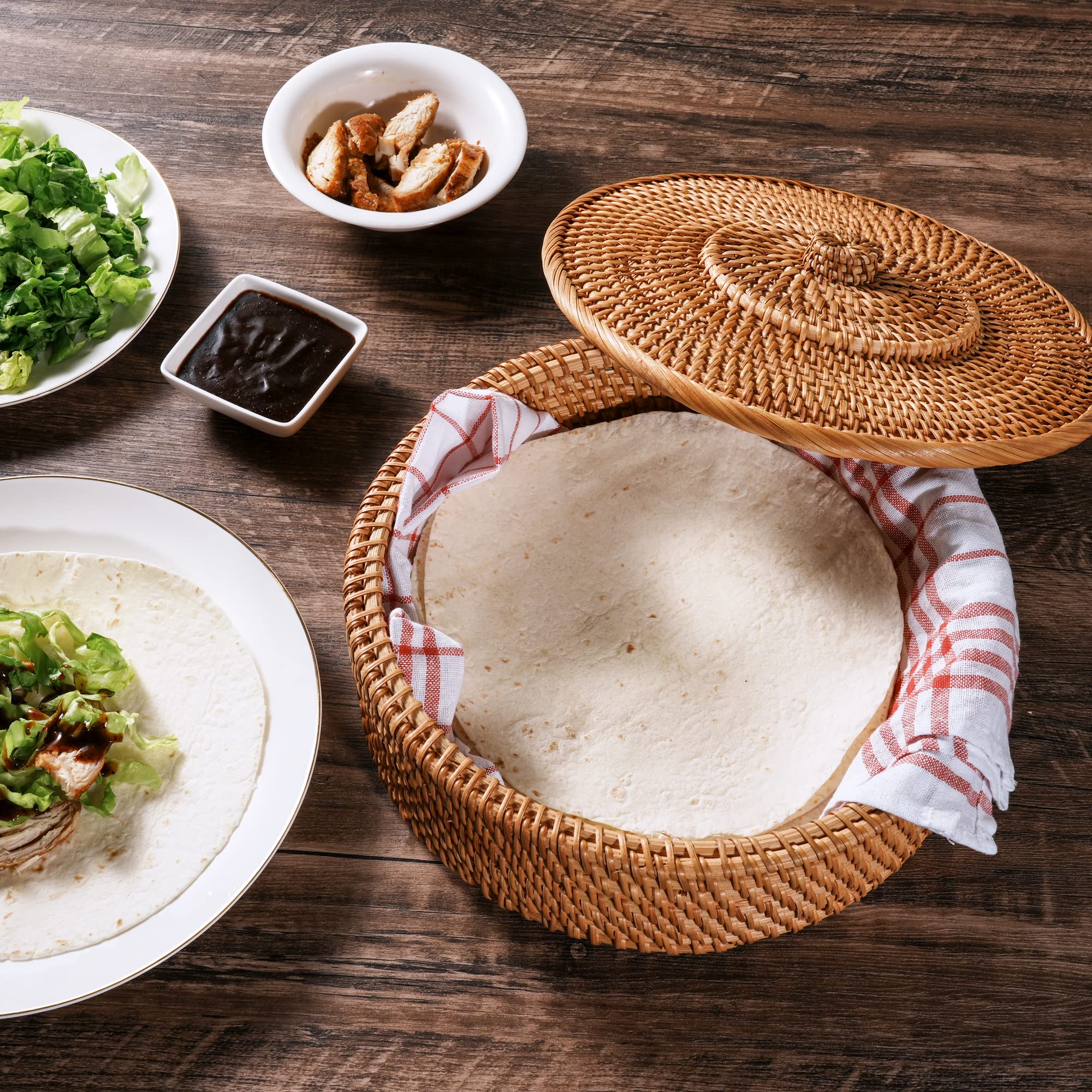 Tortillada tortillas en cesta con calor suave para presentación en mesa