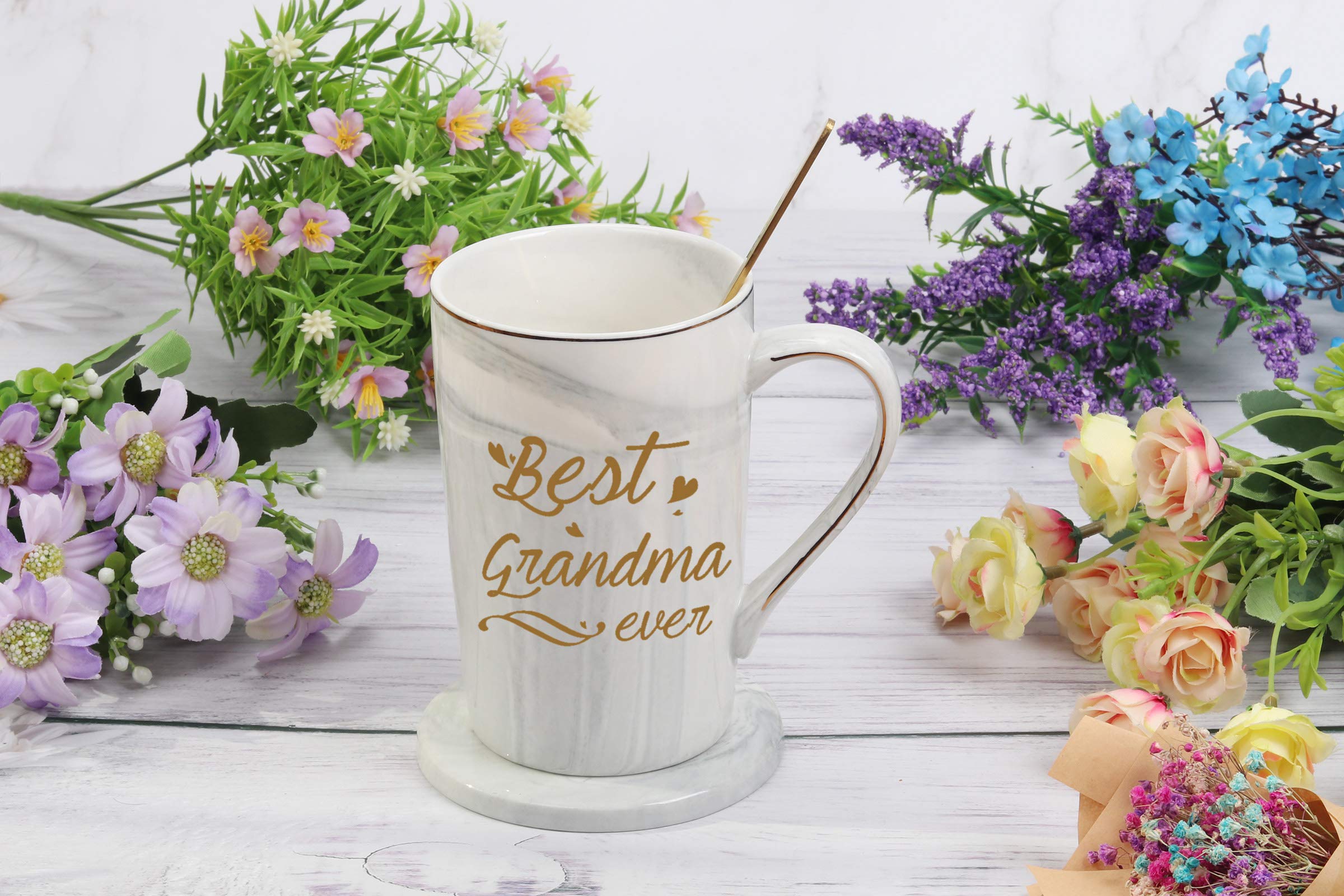 Posavasos gris incluido, protege superficies y complementa la mesa.