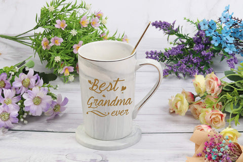 Posavasos gris incluido, protege superficies y complementa la mesa.