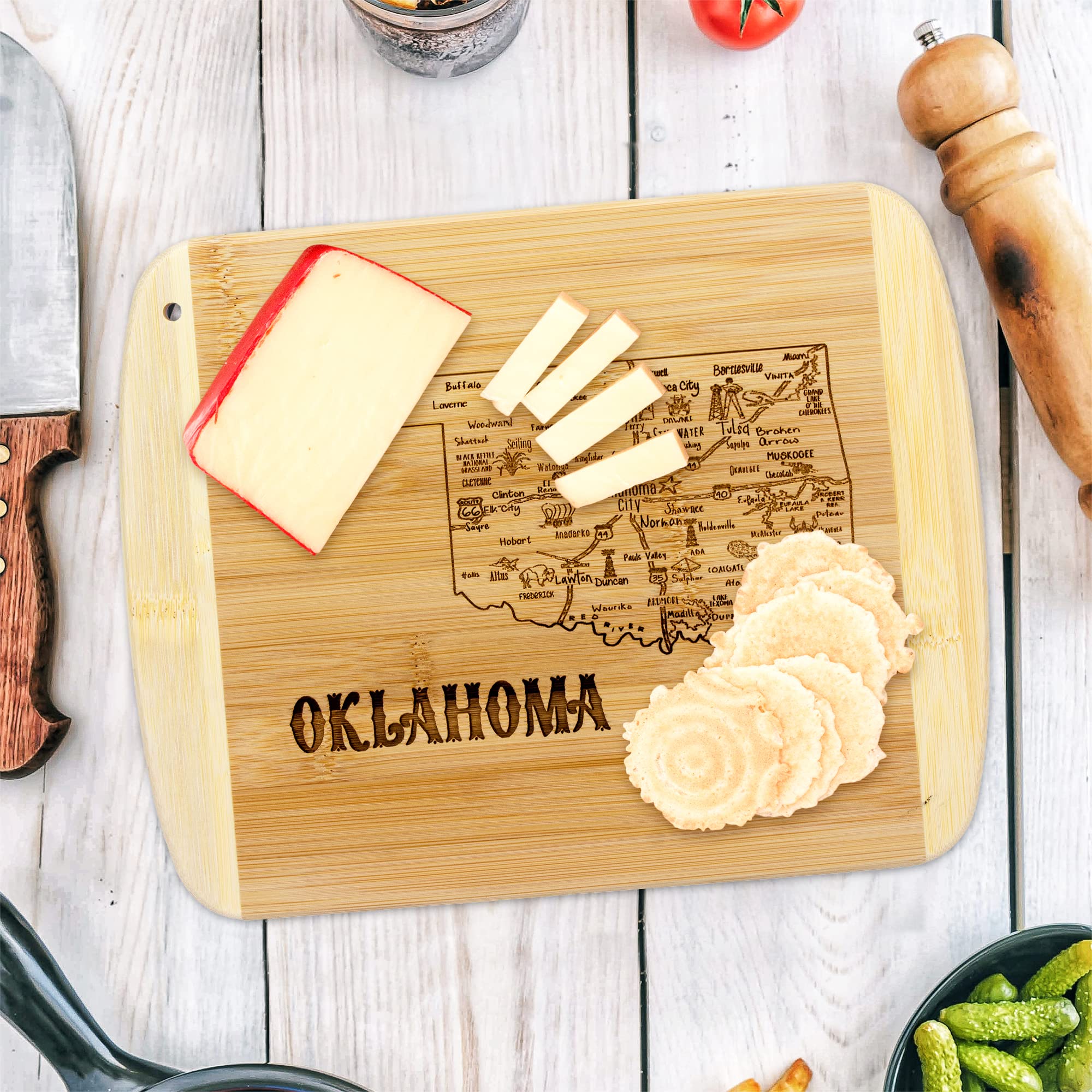 Arte grabado de Oklahoma por Totally Bamboo resaltando ciudades y atracciones
