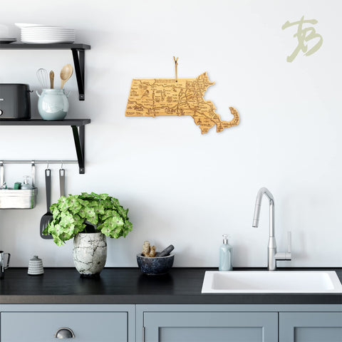 Totally Bamboo Destination Massachusetts, gancho de pared incluido para exhibir en cocina o sala.