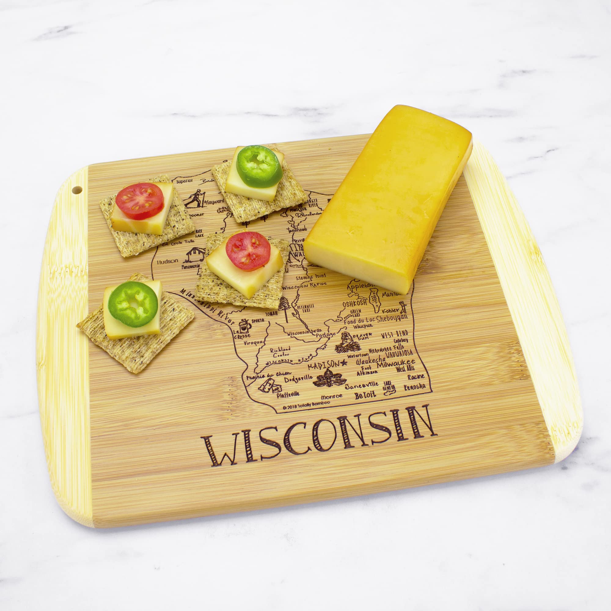 Totally Bamboo detalle de grabado de ciudades Wisconsin, perfecto para conversación en mesa.