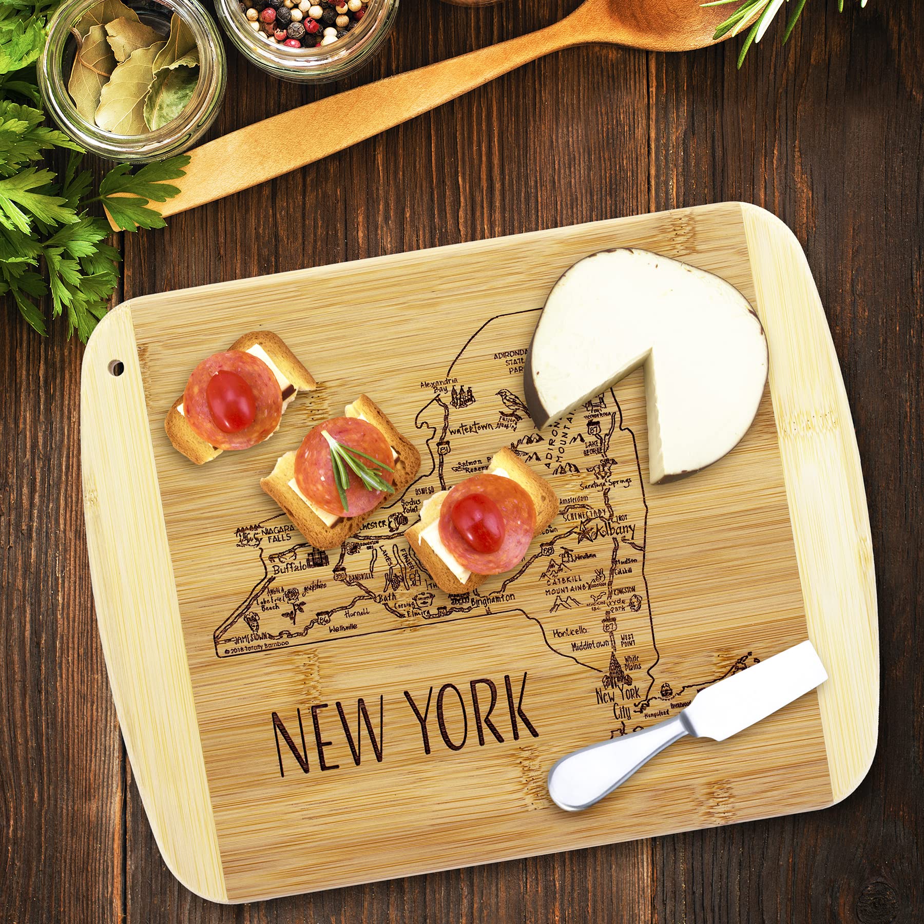 Totally Bamboo, escenas de Nueva York grabadas en la tabla para servir.