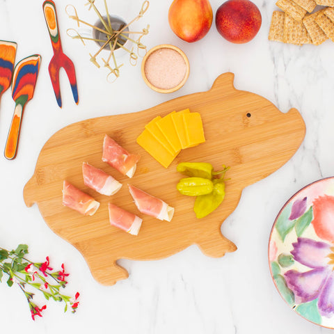 Totally Bamboo: tablero de charcutería en forma de cerdito, perfecto para reuniones.