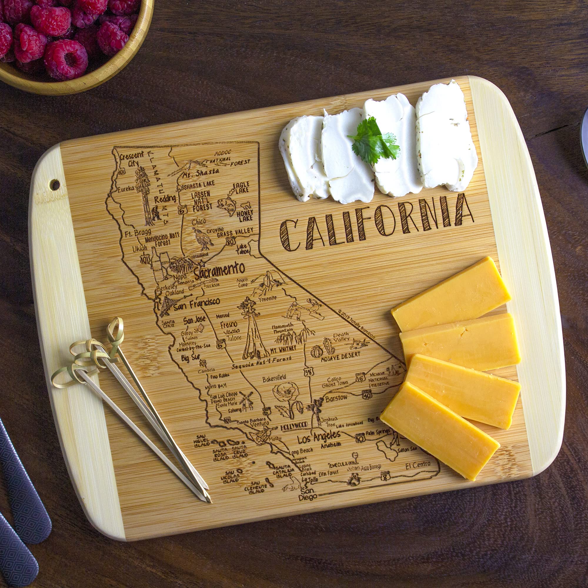 Totally Bamboo, tabla California con grabado de atracciones icónicas para presentar comidas